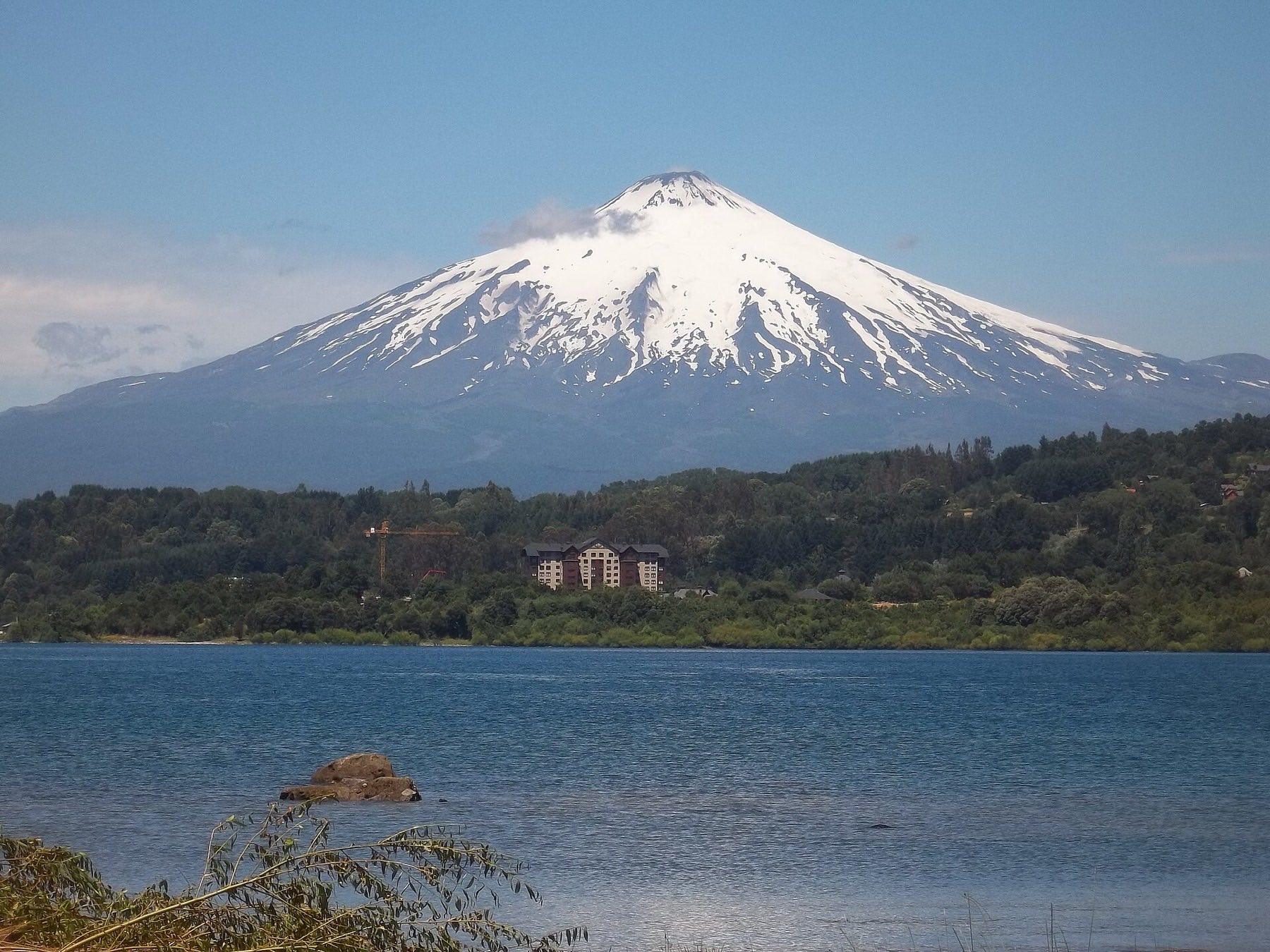 Volcán Villarrica sobre el lago, en Villarrica